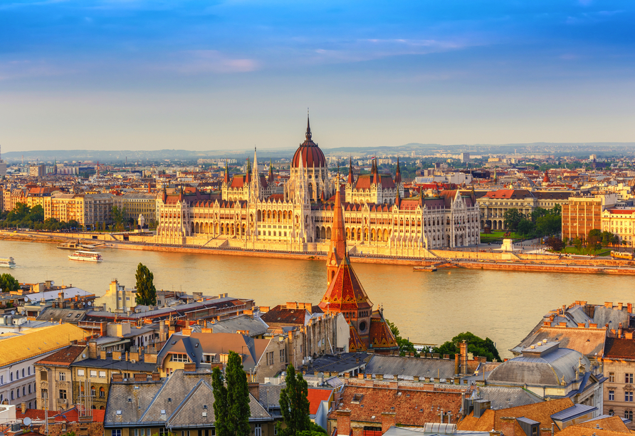 Das Parlamentsgebäude begrüßt Sie direkt an der Donau in Budapest. 