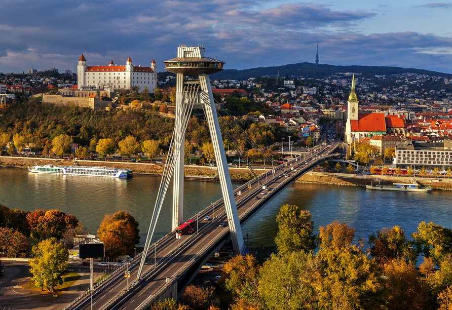 In 95 m Höhe auf dem UFO finden Sie ein Café, Restaurant und eine Aussichtsplattform mit tollem Blick über Bratislava.