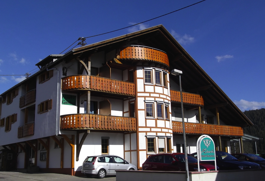 Außenansicht des Hotel-Gasthof Hirsch in Bad Wildbad-Sprollenhaus