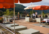 Genießen Sie die Ruhe auf der Sonnenterrasse des Wellnesshotels Rothfuss.