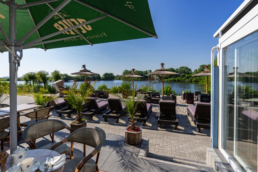 Die Terrasse des Hotels lädt bei Sonnenschein zum Verweilen ein.
