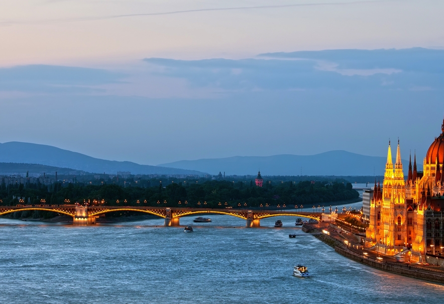 Das Parlament in Budapest thront an der schönen blauen Donau wie ein Palast.