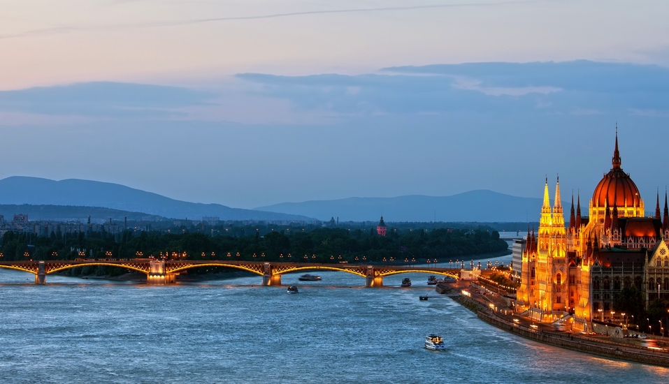 Auf der schönen blauen Donau begrüßt Sie Ihr Urlaubsschiff MS Albertina.