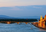 Das Parlament in Budapest thront an der schönen blauen Donau wie ein Palast.