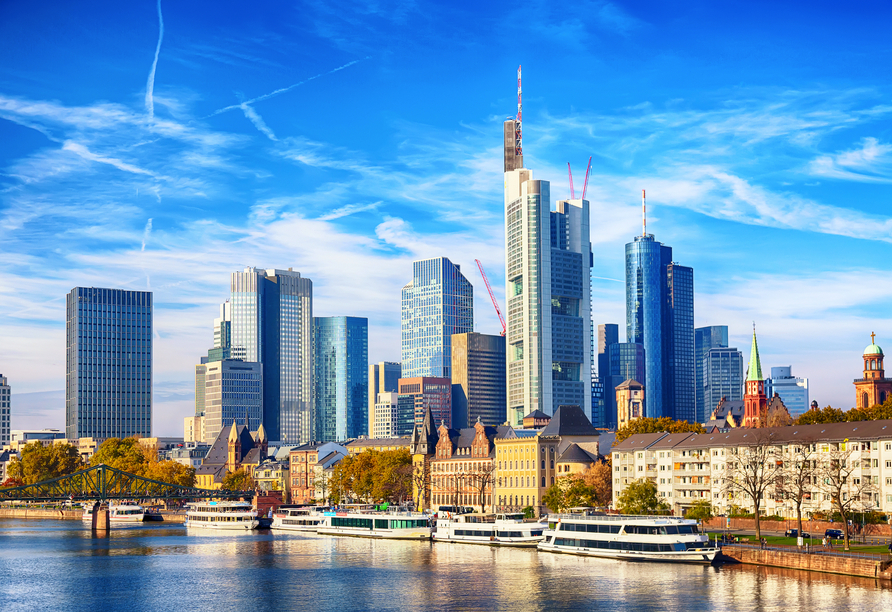 Betrachten Sie die Frankfurter Skyline vom Deck Ihres Schiffes und lassen Sie sich begeistern.