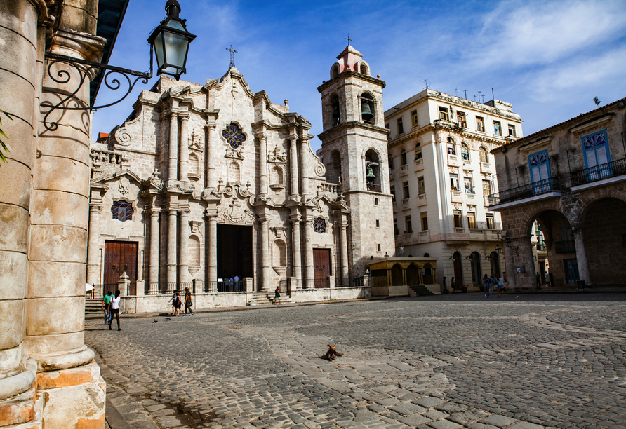 Kombination aus Städteerlebnis und unberührtem Urlaubsparadies, Catedral de San Cristóbal