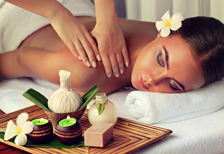 Lassen Sie es sich bei einer erholsamen Massage im Wellnesshotel Rothfuss gutgehen!