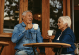 Setzen Sie sich in eines der Cafés am Marktplatz und beobachten Sie das bunte Treiben.