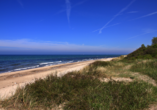 Die nahe gelegene Ostsee verzaubert mit ihren Stränden.