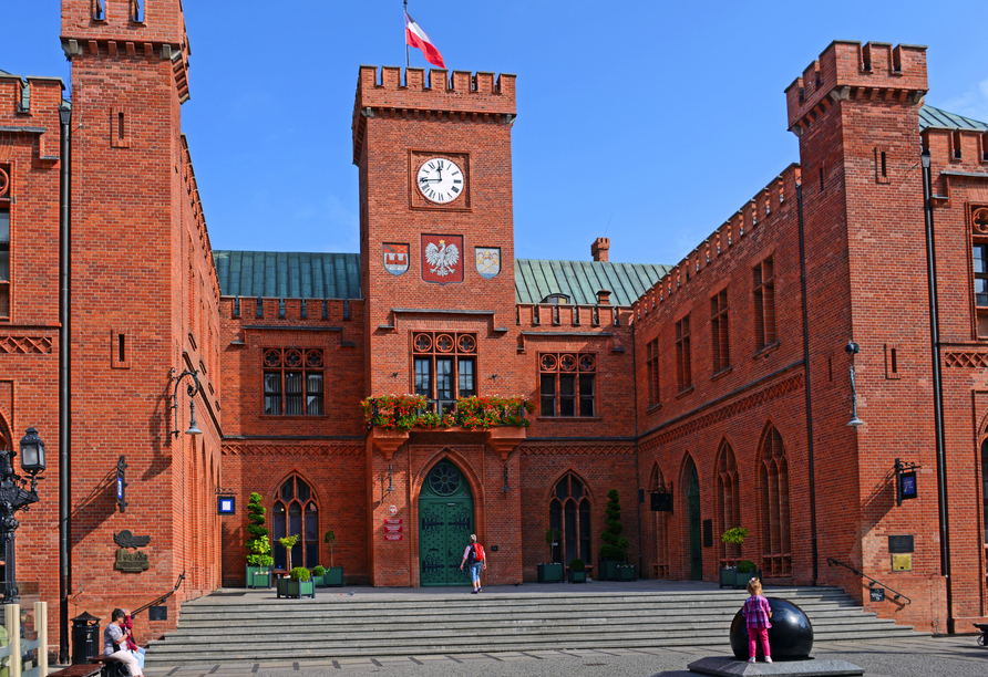 Besuchen Sie das historische Rathaus auf dem Marktplatz in Kolberg.