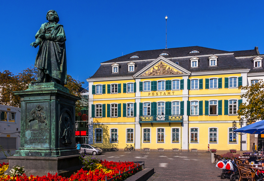 Bonn ist die Geburtsstadt Beethovens. Das Beethoven-Denkmal auf dem Münsterplatz ehrt den Komponisten.