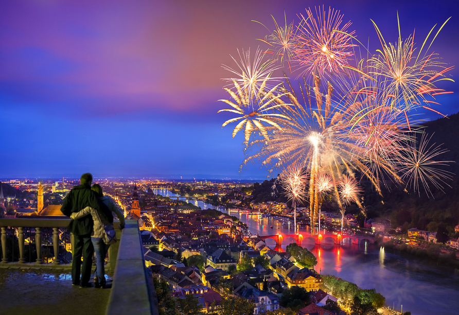 Das Neujahrsfeuerwerk über dem Heidelberger Schloss taucht den Himmel in magischen Farben.