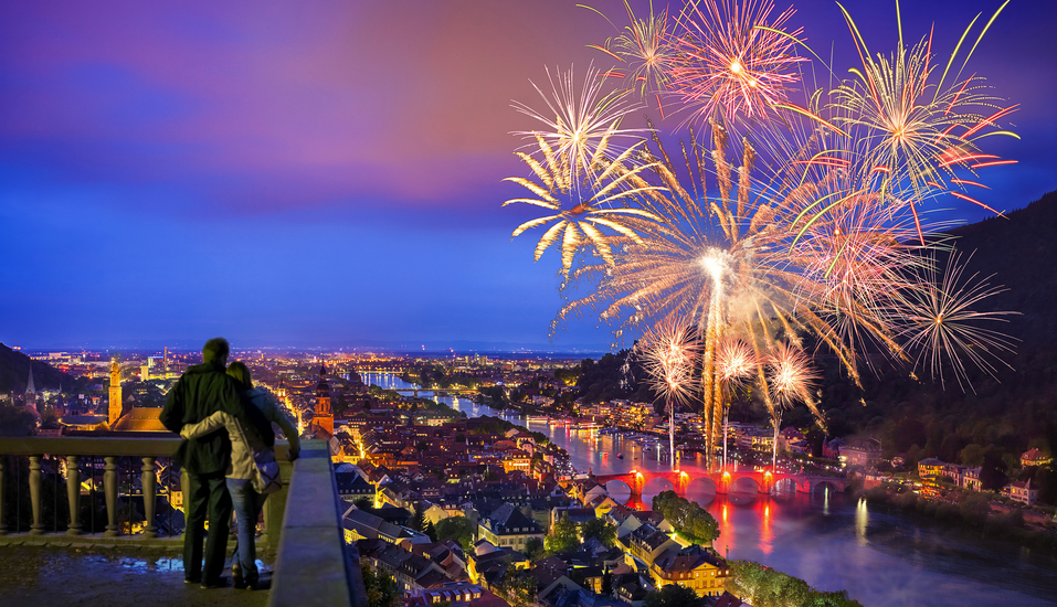 Das Neujahrsfeuerwerk über dem Heidelberger Schloss taucht den Himmel in magischen Farben.