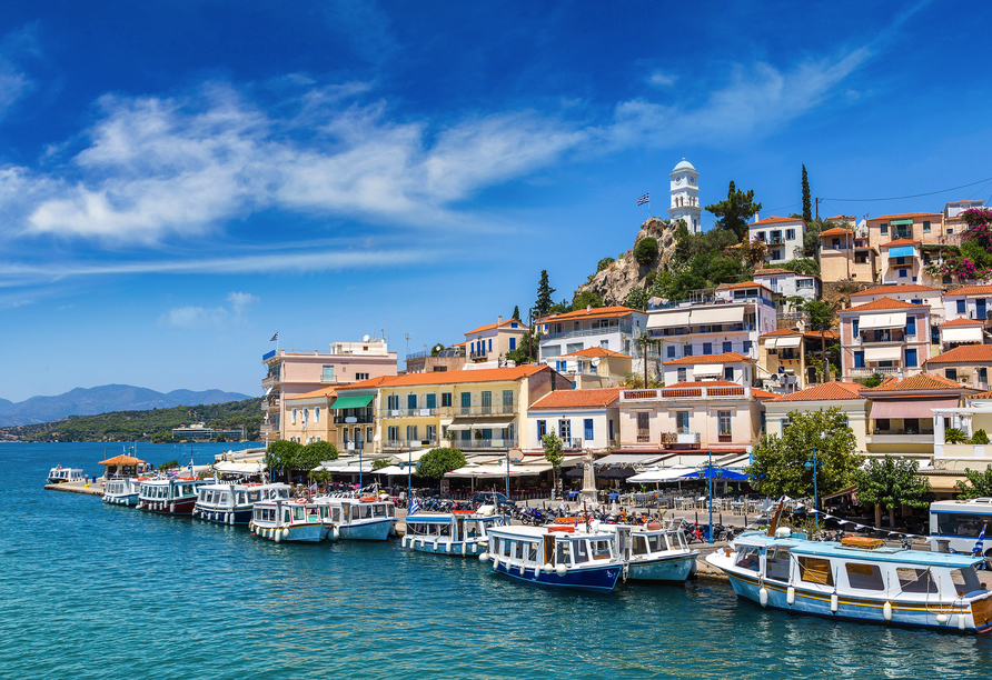 Blick auf die malerische Hafenstadt Poros