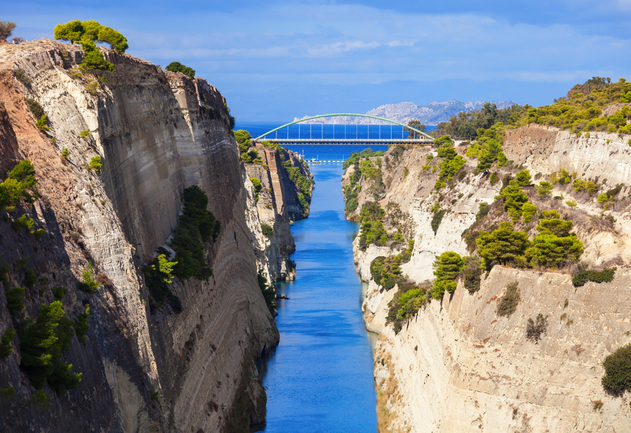 Der Kanal von Korinth liegt zwischen der Halbinsel Peloponnes und dem griechischen Festland.