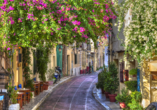 Sie unternehmen einen Spaziergang durch die romantischen Gassen von Poros-Stadt.