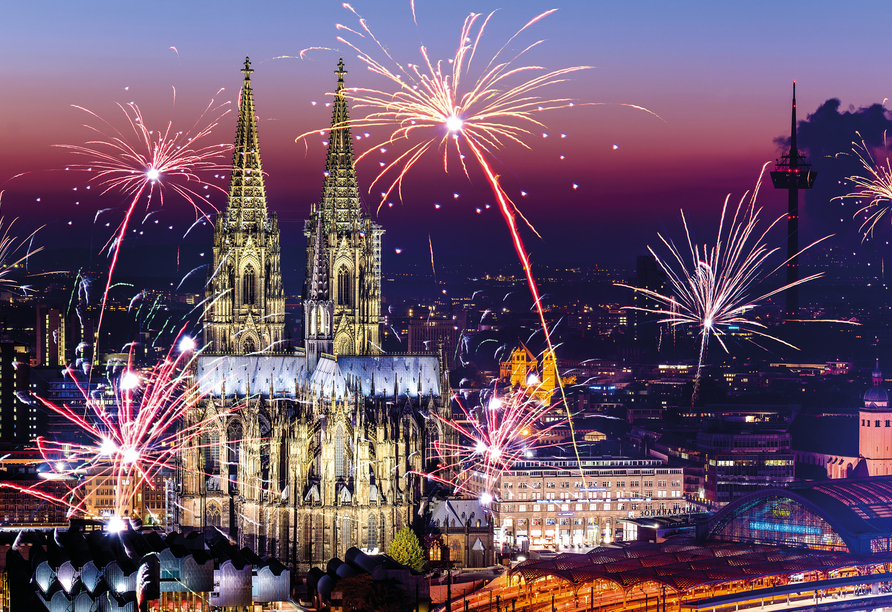 An Silvester wird der Kölner Nachthimmel in ein spektakuläres Farbenmeer getaucht.