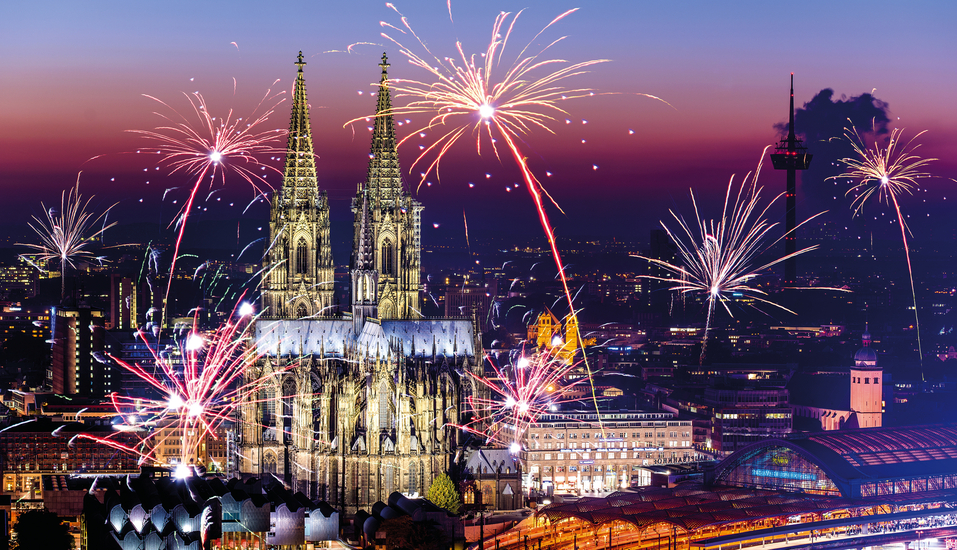 An Silvester wird der Kölner Nachthimmel in ein spektakuläres Farbenmeer getaucht.