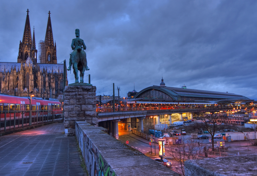 Direkt an den Kölner Dom grenzt der große Hauptbahnhof.