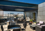 Entspannen Sie vor Ihrer Flusskreuzfahrt auf der Dachterrasse des Plaza Hotels & Living in Frankfurt.