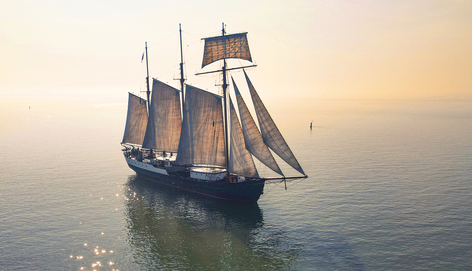 Das Segelschiff Leafde fan Fryslân heißt Sie auf dem Wattenmeer willkommen. (Altes Bild mit drei Masten)