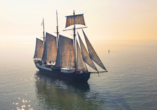 Das Segelschiff Leafde fan Fryslân heißt Sie auf dem Wattenmeer willkommen. (Altes Bild mit drei Masten)