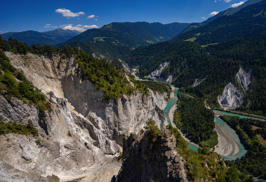 Die Rheinschlucht Graubünden vereint massive Felsen mit unberührtem Wald.