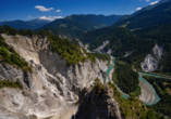 Die Rheinschlucht Graubünden vereint massive Felsen mit unberührtem Wald.
