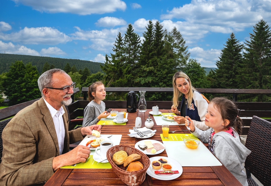 Nehmen Sie bei schönem Wetter schon beim Frühstück auf der Terrasse Platz.