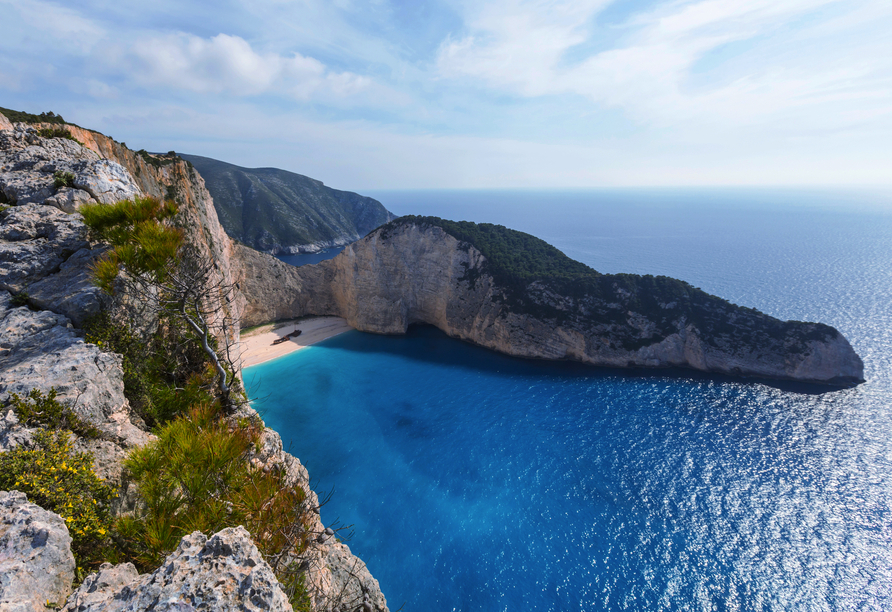 Zakynthos verzaubert mit azurblauem Wasser.