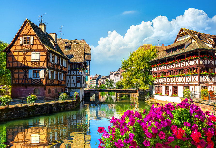 Straßburg im Elsass ist bekannt für seine romantischen Kanäle und historischen Gebäude.