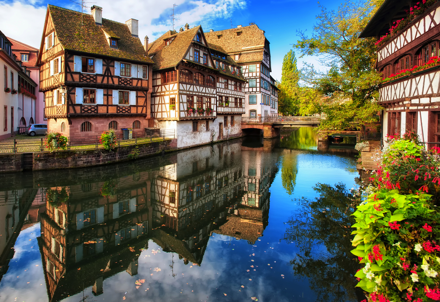 Im französischen Straßburg fließen idyllische Kanäle entlang der schönen Fachwerkhäuser.