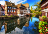 Im französischen Straßburg fließen idyllische Kanäle entlang der schönen Fachwerkhäuser.
