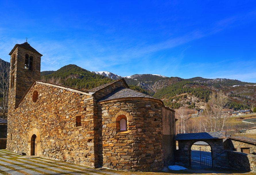 Sie besuchen das Bergdorf Ordino in Andorra.