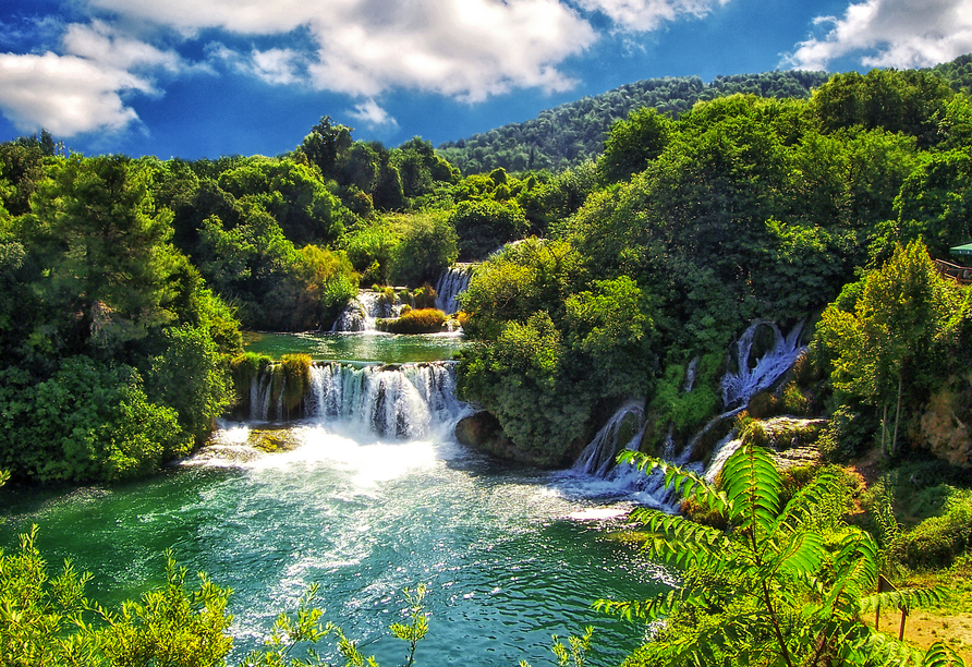 Tosende Wasserfälle und smaragdgrüne Landschaften machen den Krka-Nationalpark so besonders.