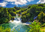 Tosende Wasserfälle und smaragdgrüne Landschaften machen den Krka-Nationalpark so besonders.