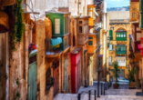 Viele beeindruckende Bauwerke und hübsche kleine Gassen schmücken die maltesische Hauptstadt Valletta.