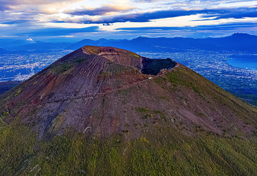 Der Vesuv – der einzige aktive Vulkan auf dem europäischen Festland – erhebt sich eindrucksvoll über Neapel.