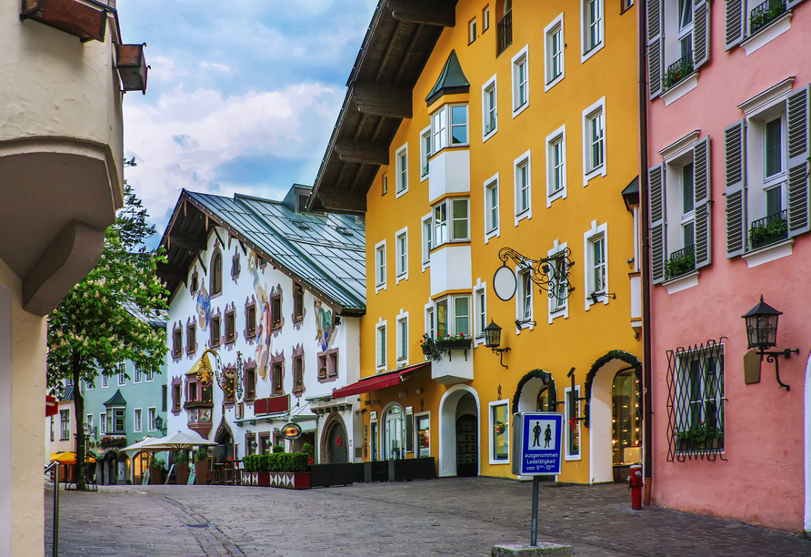 Die bunten, pastellfarbenen Häuser im Kitzbüheler Ortskern zählen zum kulturellen Erbe der Stadt. 