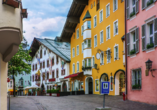 Die bunten, pastellfarbenen Häuser im Kitzbüheler Ortskern zählen zum kulturellen Erbe der Stadt. 