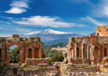 Was für ein Fotomotiv: Das griechisch-römische Theater in Taormina mit dem Ätna im Hintergrund.