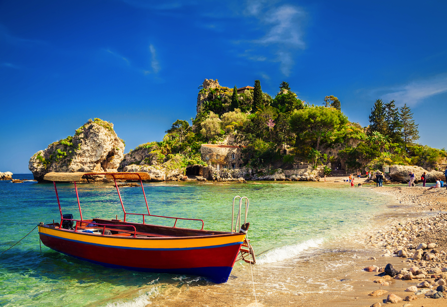 Taormina begeistert mit seinem traumhaften Strand.