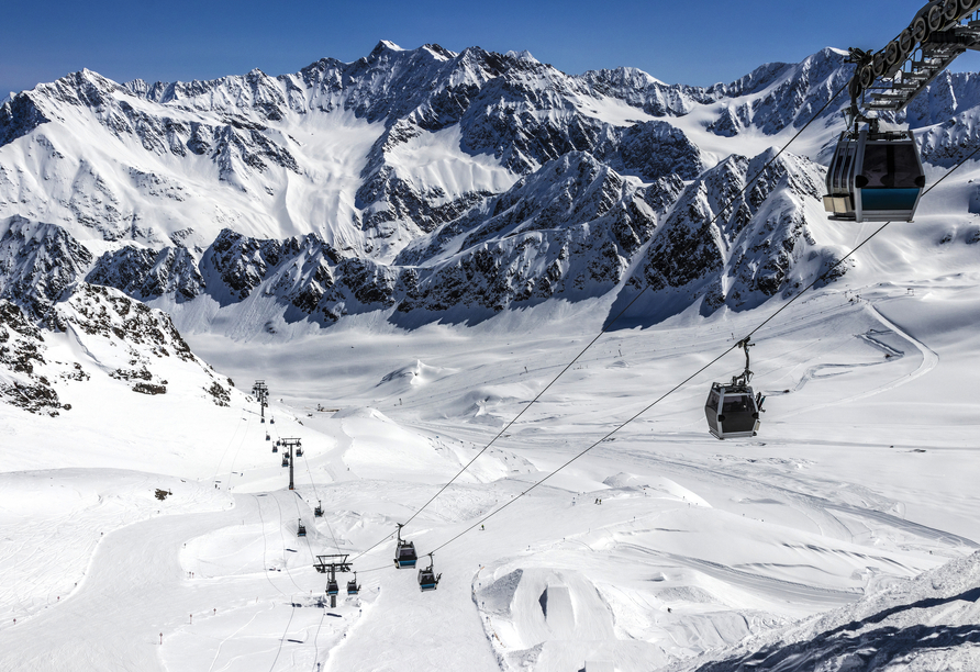 Für Winterfans lohnt sich eine Fahrt mit der Kaunertaler Gletscherbahn.