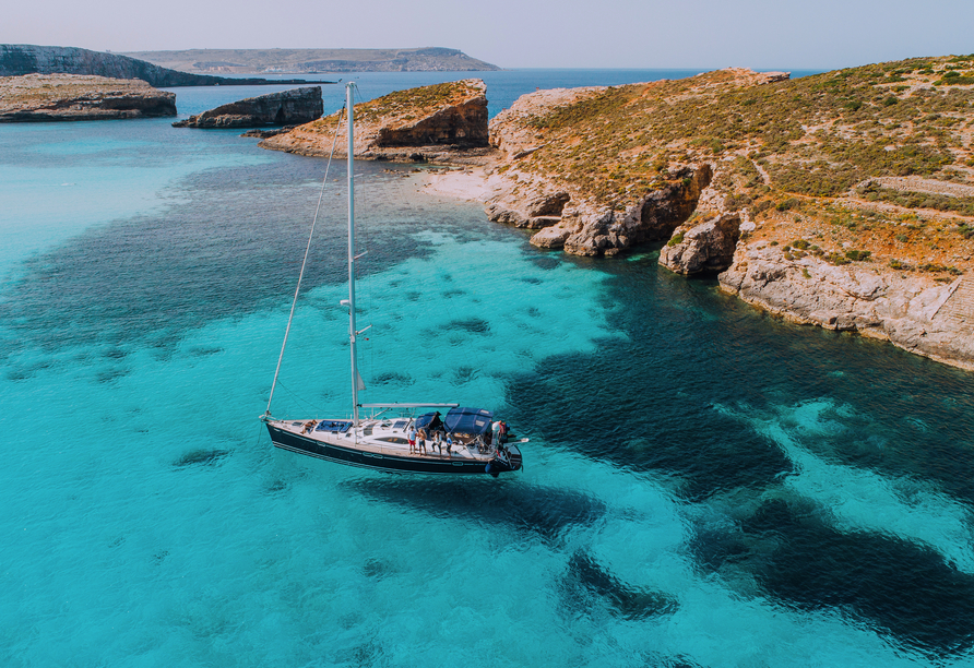 Die spannenden Inseln Malta und Gozo entdecken, Yacht in Comino