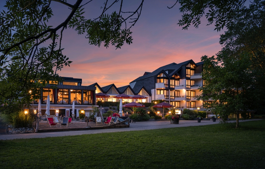 Die Außenansicht des Hotels Moselblick bei Nacht