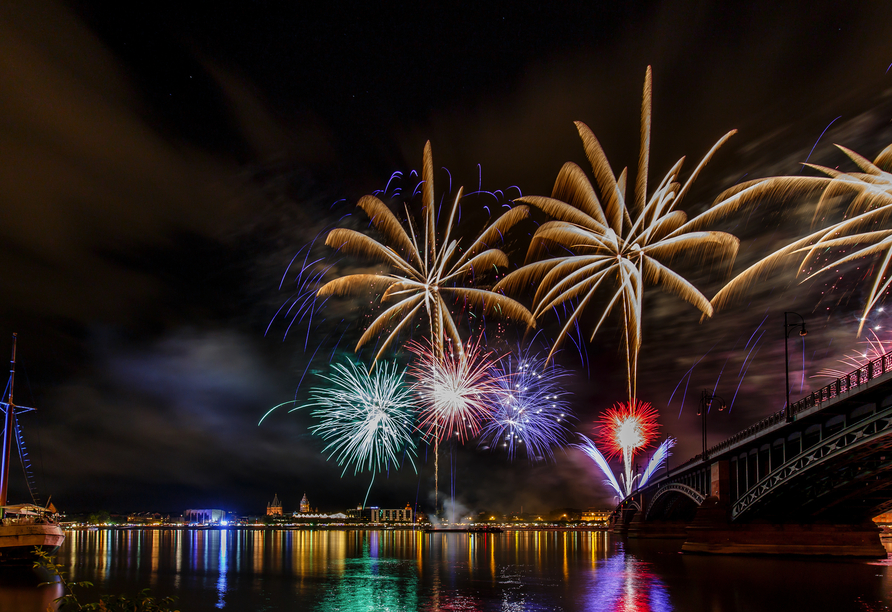 An Silvester erstrahlt das Mainzer Rheinufer mit farbenfrohem Feuerwerk.