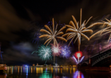 An Silvester erstrahlt das Mainzer Rheinufer mit farbenfrohem Feuerwerk.