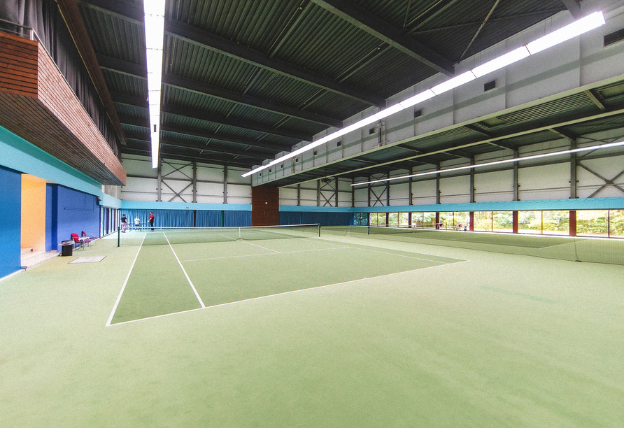 In der Tennishalle können Sie eine Runde Tennis spielen.