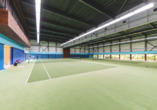 In der Tennishalle können Sie eine Runde Tennis spielen.