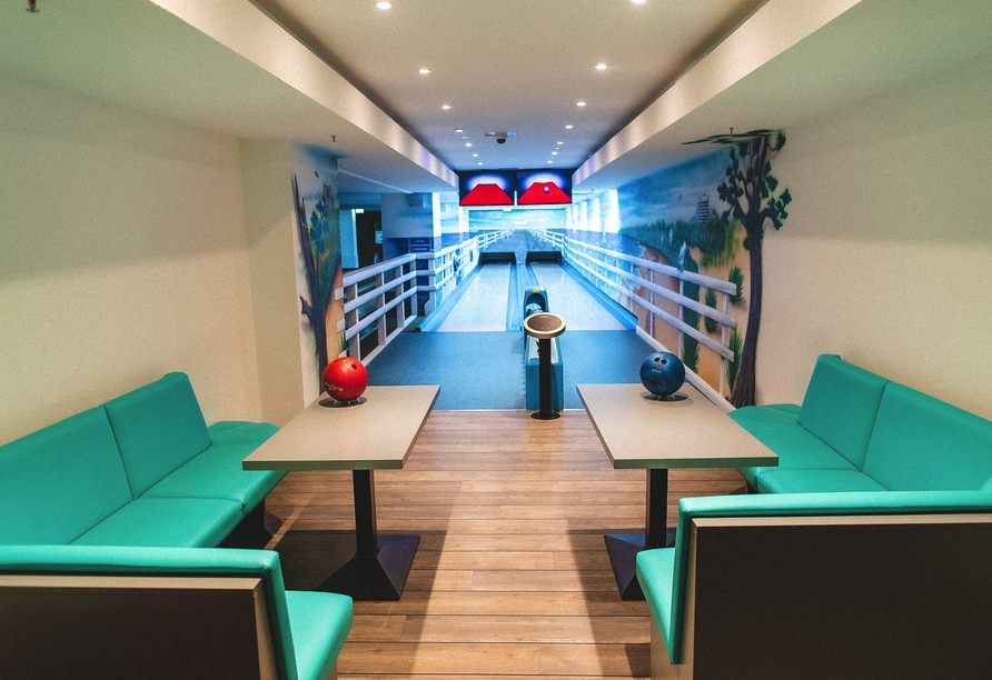Das Hotel besitzt eine eigene Bowlingbahn.